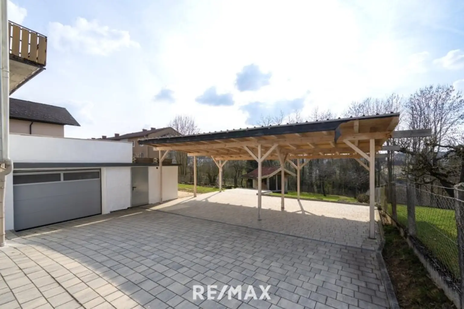 Voll unterkellertes Zweifamilienhaus mit Garten, Carport & Garage in sonniger Zentrumslage von Bad Hall!