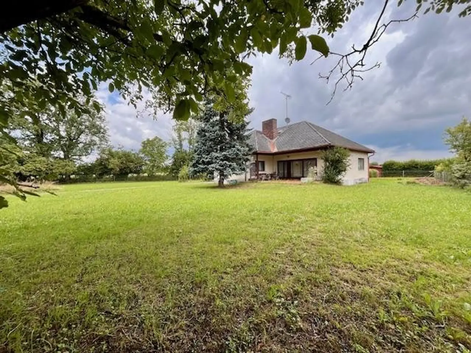 Ruhig gelegenes Baugrundstück mit Altbestand am Stadtrand von Wels zu verkaufen