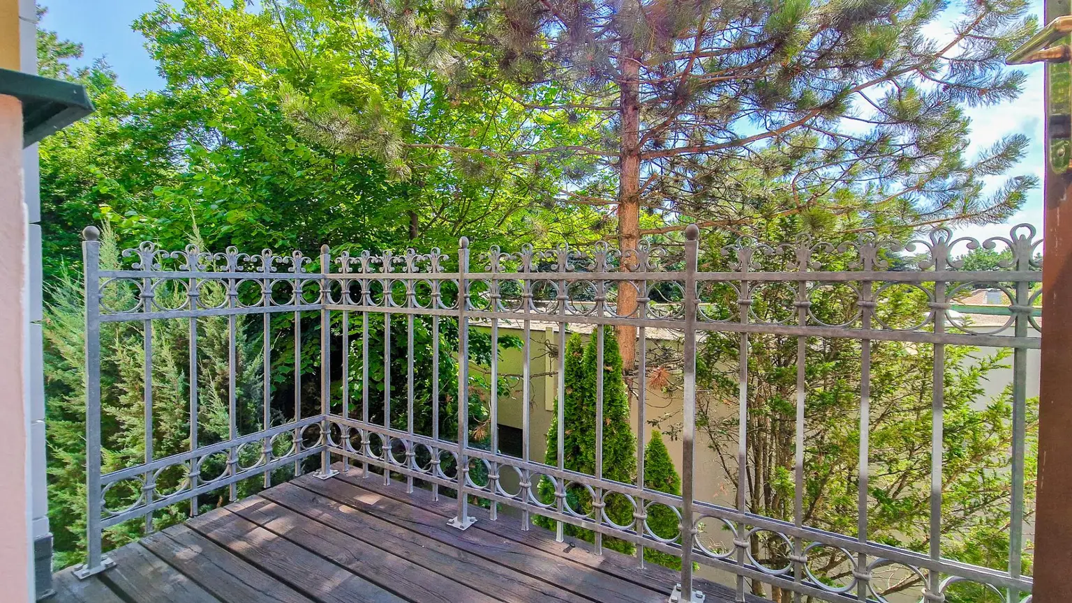Grüne Oase in Prestige-Lage, Stilvilla mit ca. 1.600 m² Grund, Gästehaus, 2 Garagen und großem Pool