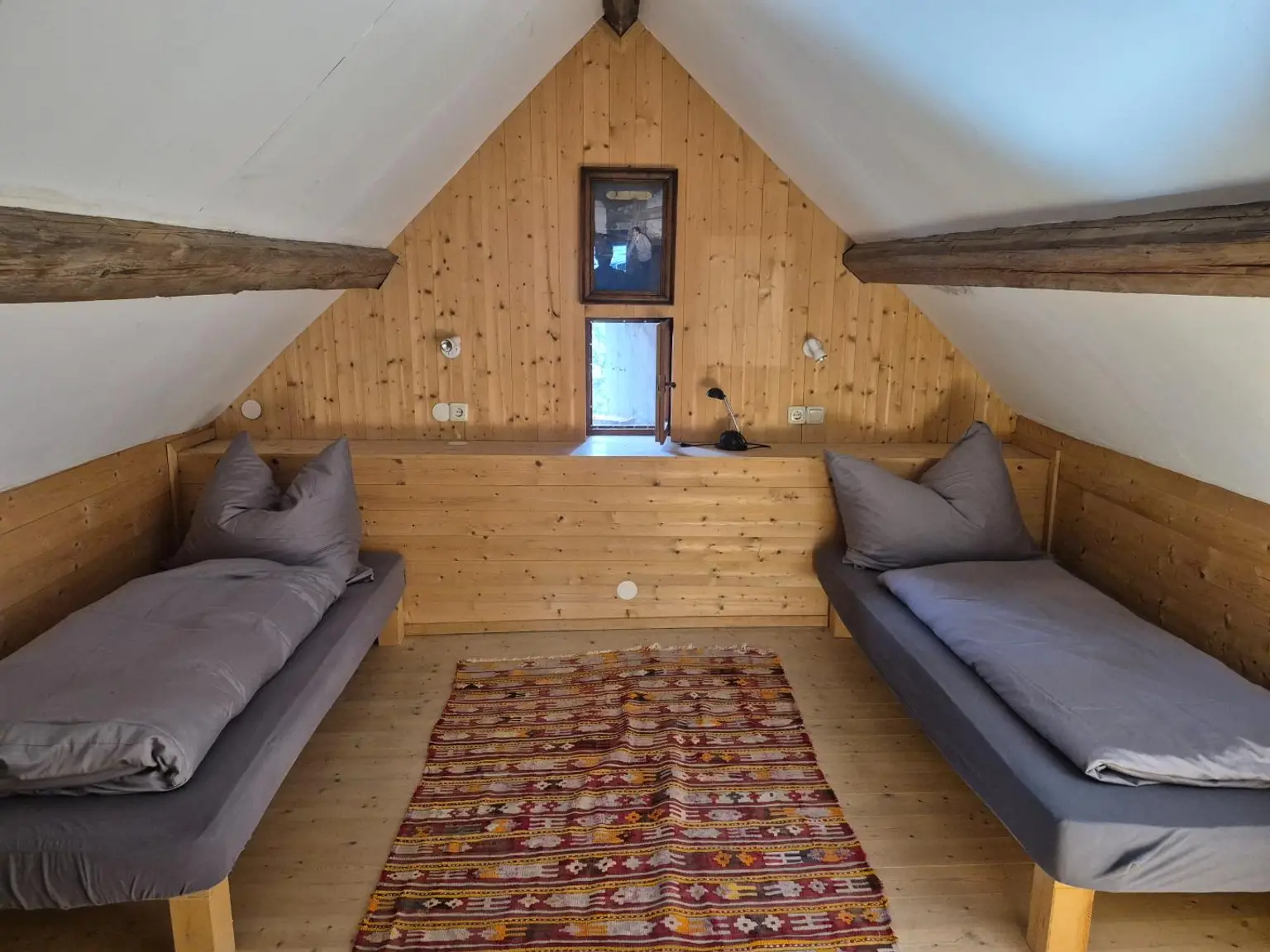 Schlafraum Keller gelb Zusatzbetten