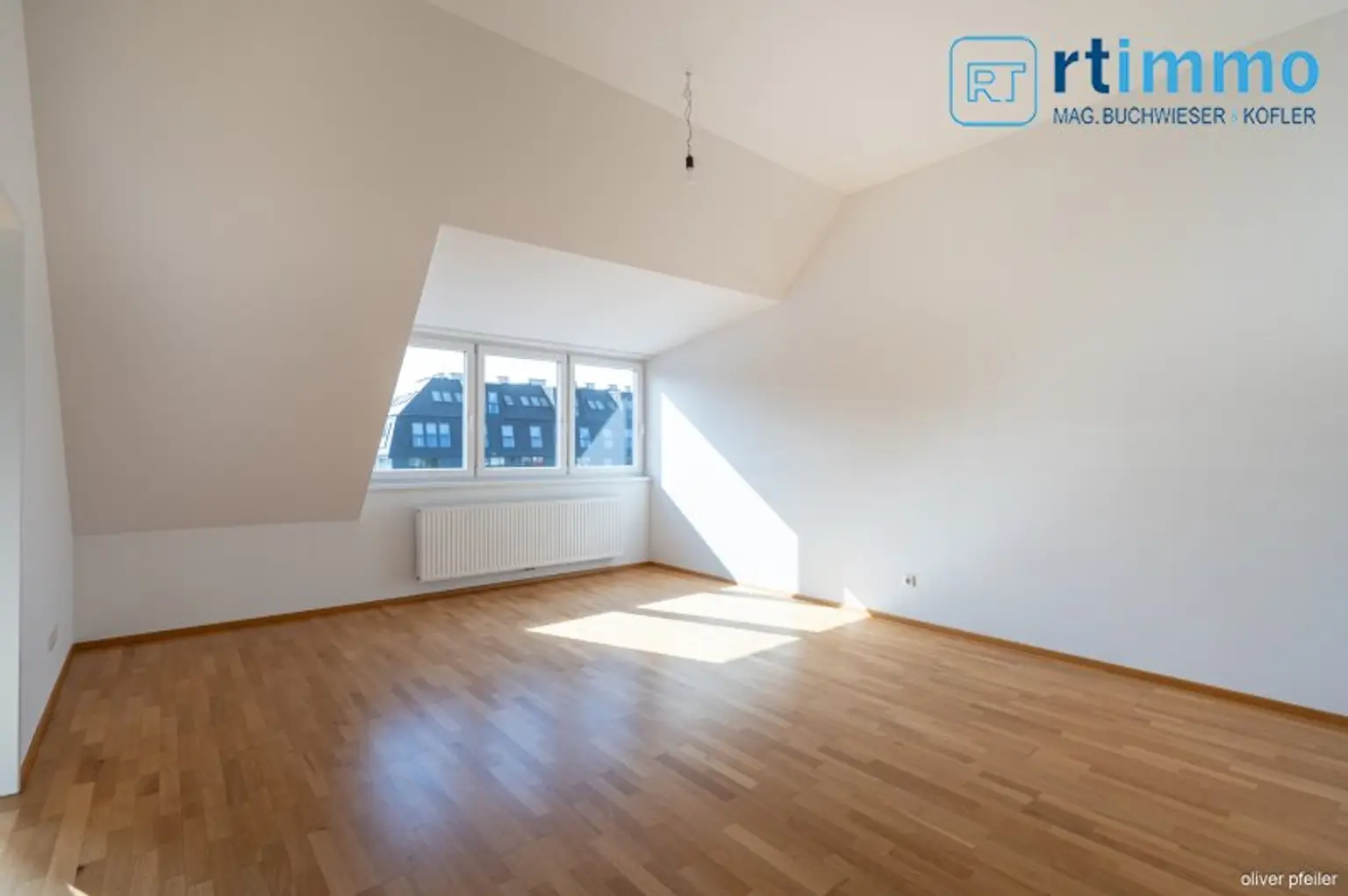 WOHLFÜHLWOHNUNG 3-ZIMMER DACHGESCHOSSWOHNUNG MIT KLIMAANLAGE und kleiner Terrasse