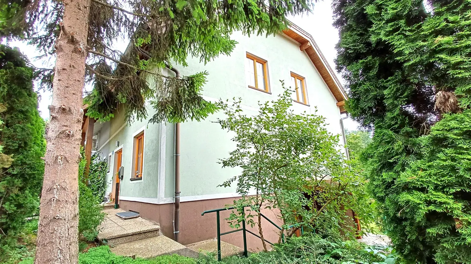 Doppelhaushälfte mit Keller, Garten, Carport und Lounge