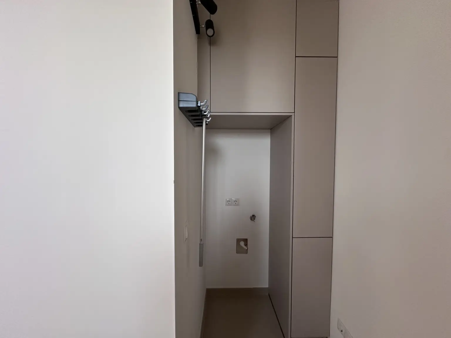 Erstbezug nach Sanierung! 2-Zimmer-Dachgeschosswohnung mit Terrasse, Balkon, Lift und Stellplatz!