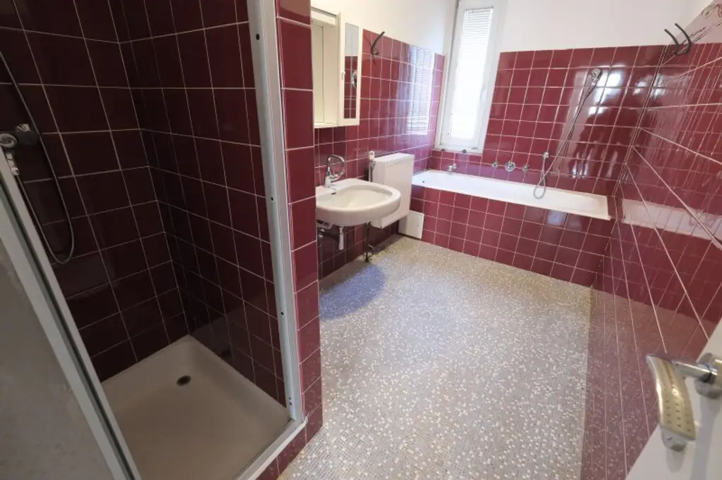 145 m² möblierte 5-Zimmer-Dachterrassenwohnung mit Untervermietrecht bzw. als WG / Arbeiterquartier