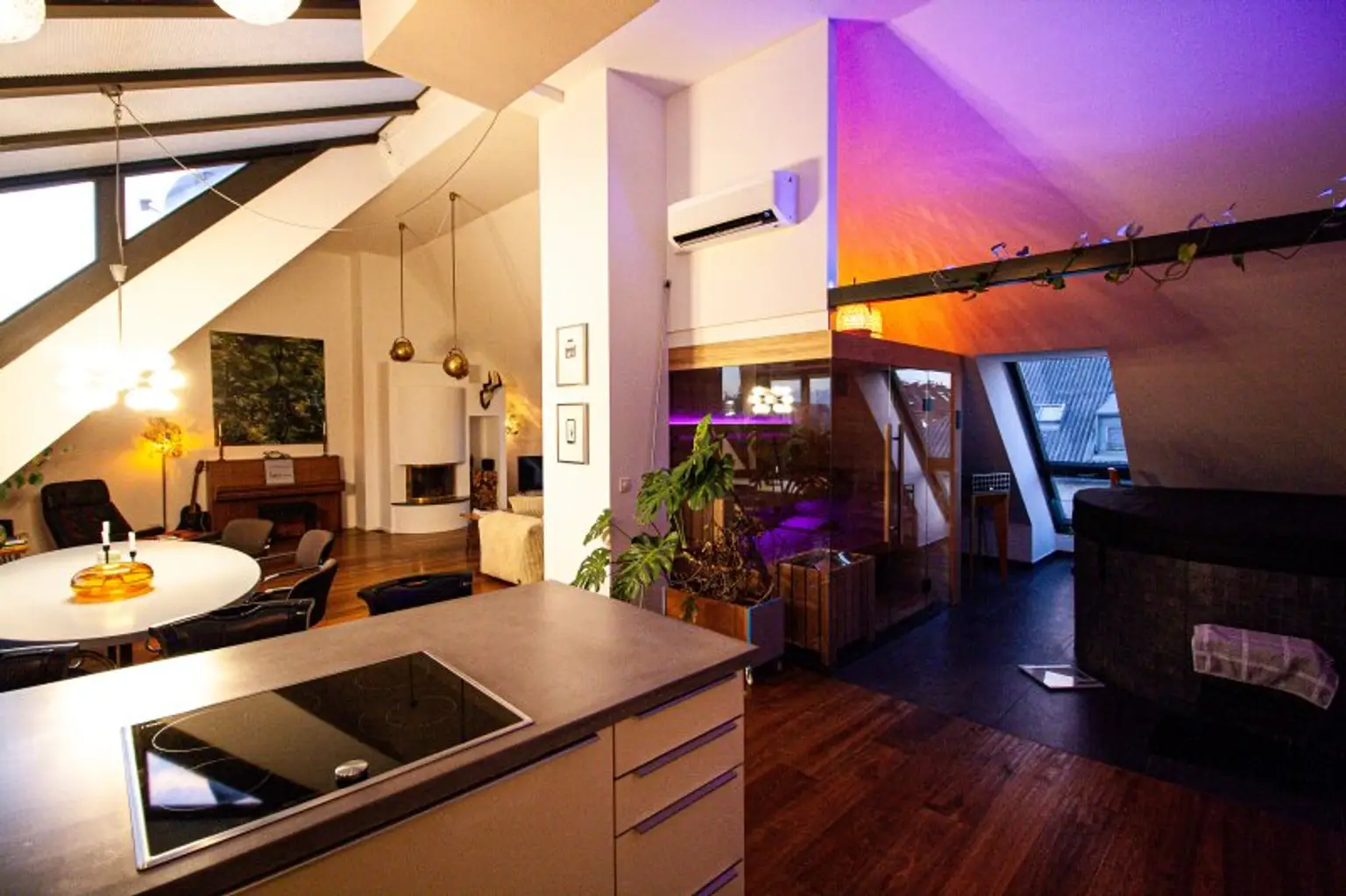 Wohnzimmer und Badezimmer bei Abend