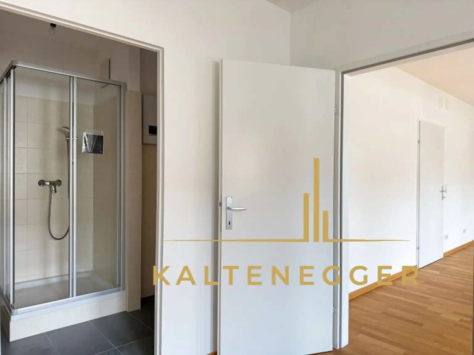 Blick vom Bad in den Vorraum