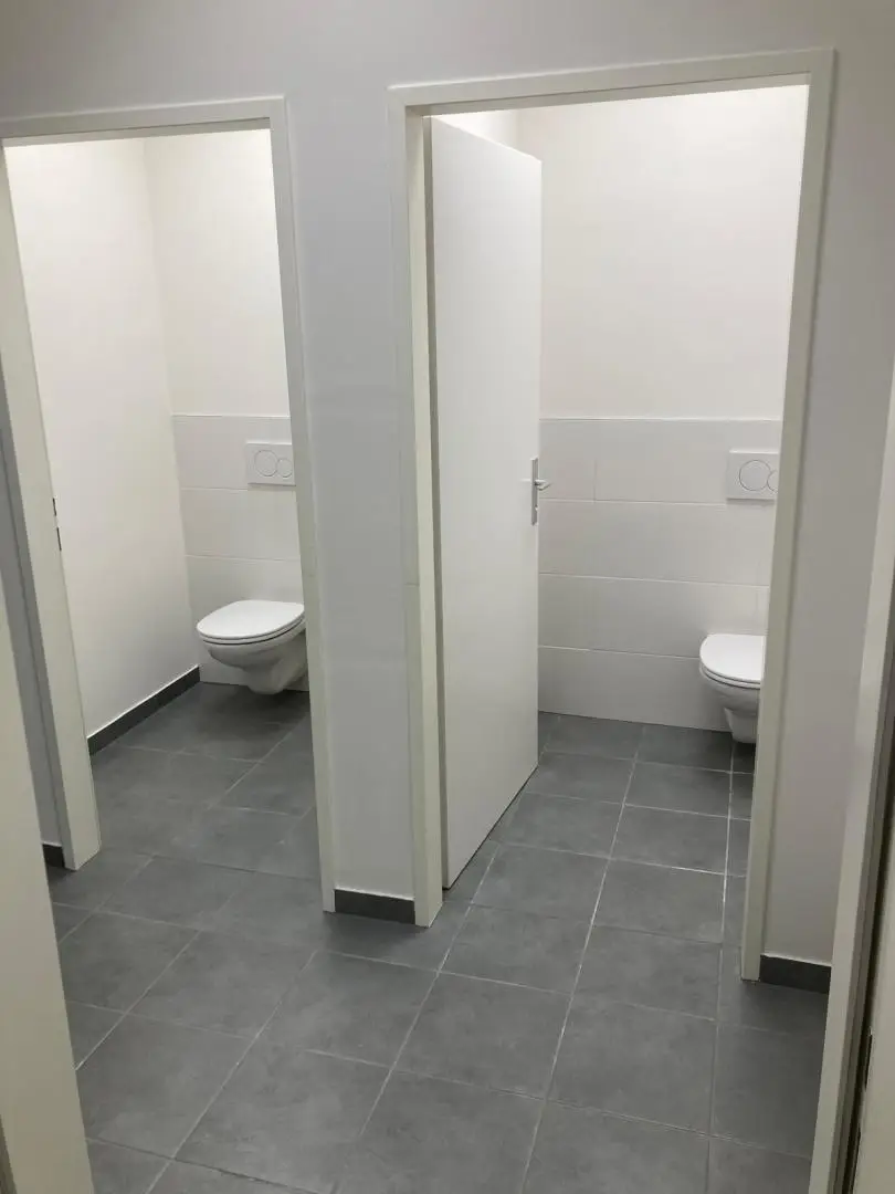 WC'