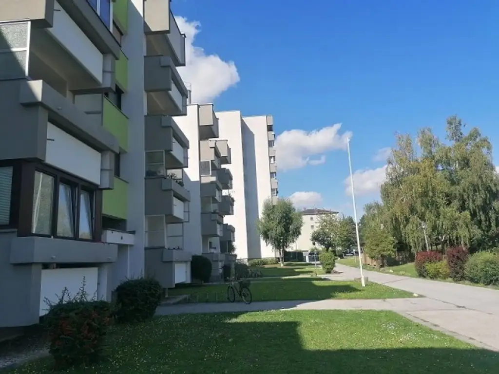 Leistbares Eigentum in Grünlage: 2-Zimmer-Wohnung mit Loggia und Stellplatz!