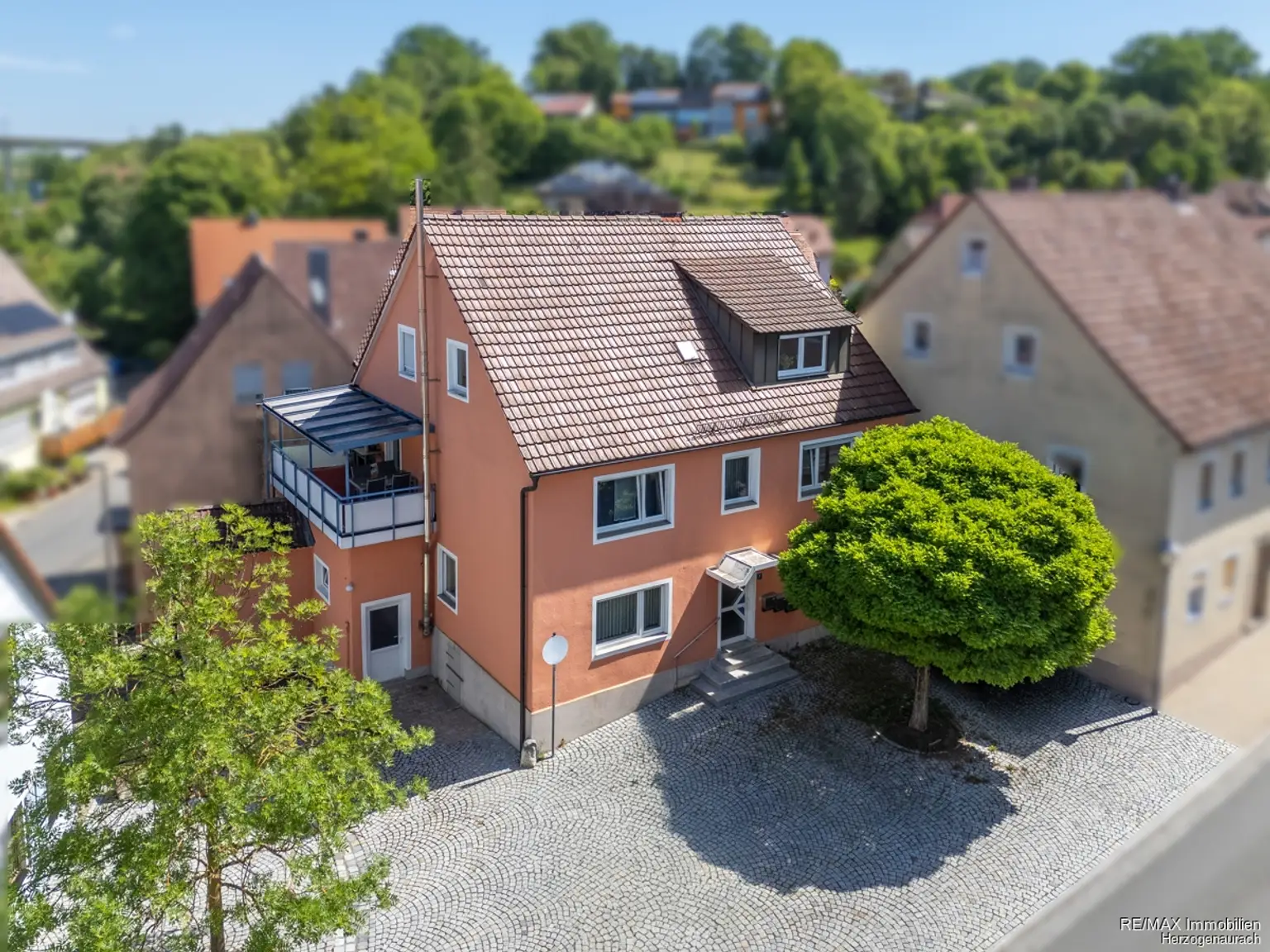 Kapitalanlage für Renovierungsprofis
Mehrfamilienhaus in zentraler Lage