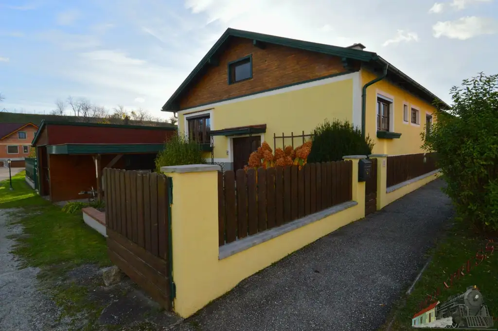 Gepflegtes Einfamilienhaus - Doppelcarport - Garage - neue Pelletheizung mit Solaranlage