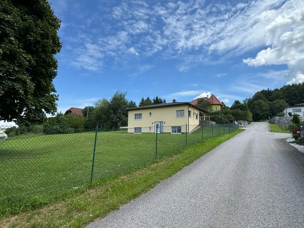 Bungalow mit Einliegerwohnung und großem Grundstück in sonniger Lage!