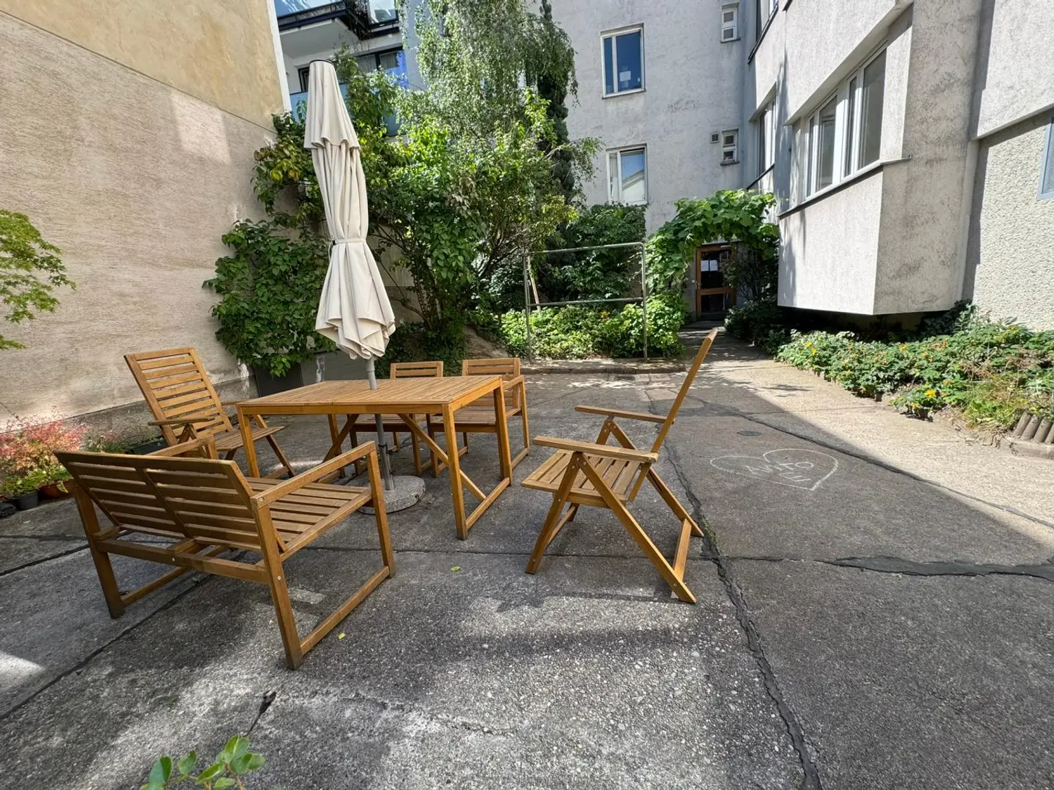 Top sanierte Dachgeschosswohnung in 1180 Wien – ideal für Singles & Paare