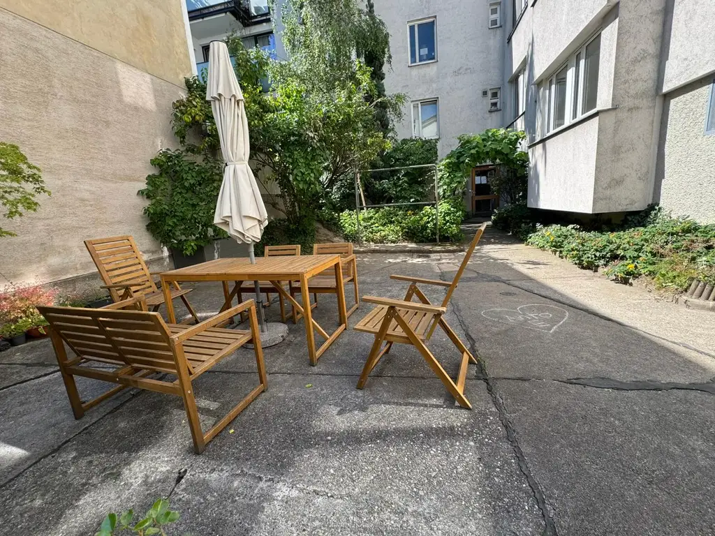 Top sanierte Dachgeschosswohnung in 1180 Wien – ideal für Singles & Paare