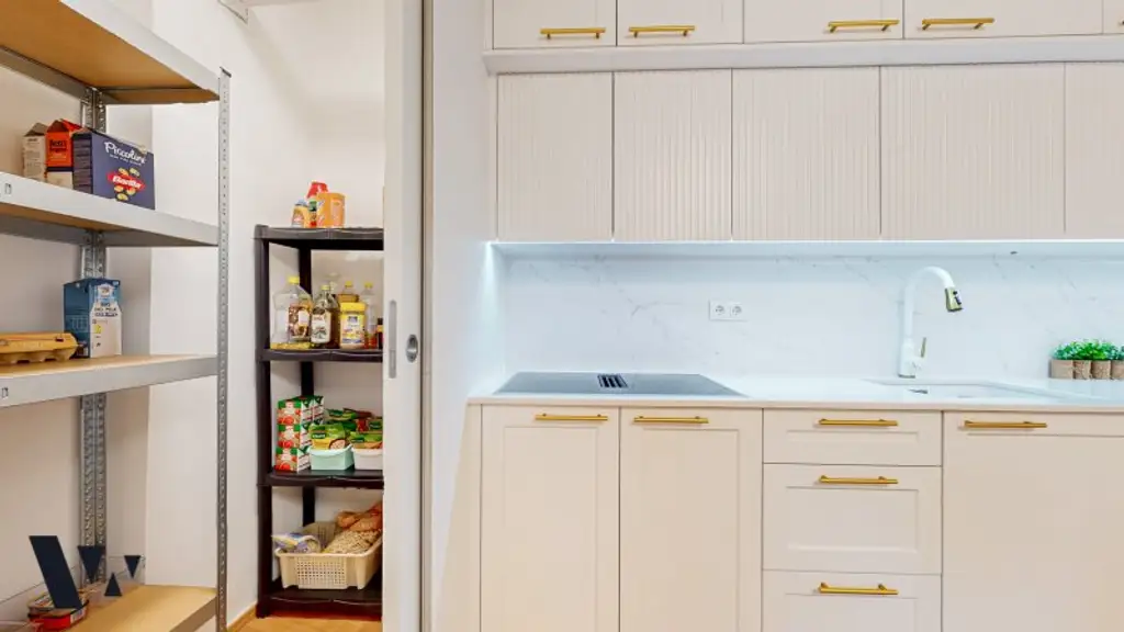 VOLLMÖBLIERTE 4-ZIMMER-DESIGNERWOHNUNG MIT BALKON | VIDEO-PRÄSENTATION