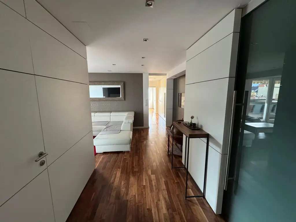 Moderne, luxuriöse  Wohlfühlwohnung mit Tiefgaragenplatz! Inklusive moderner Möblierung!