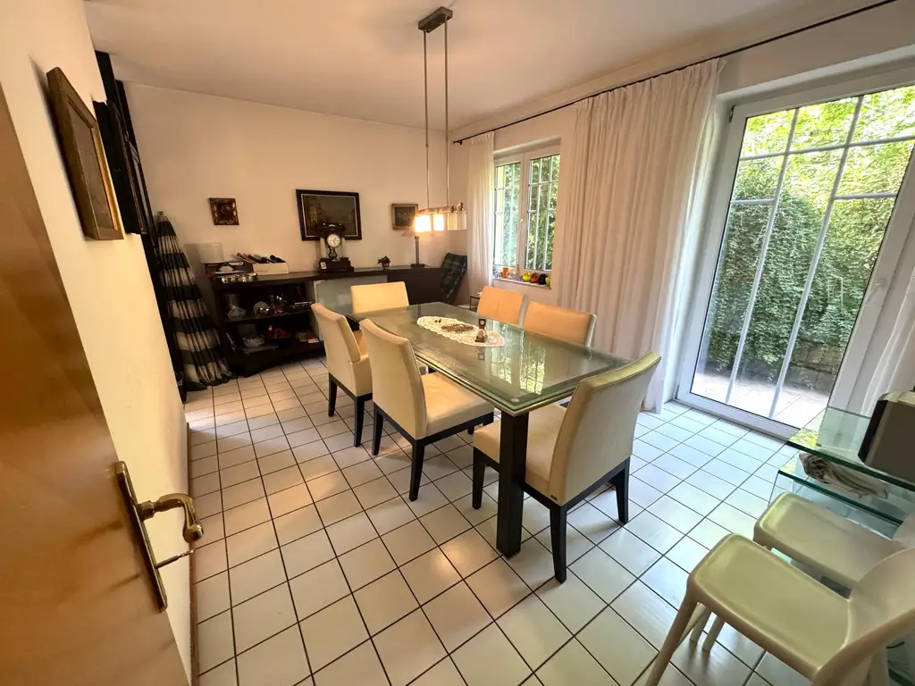 Großzügiges Einfamilienhaus mit Pool, Wintergarten und Doppelgarage mitten im Grünen!