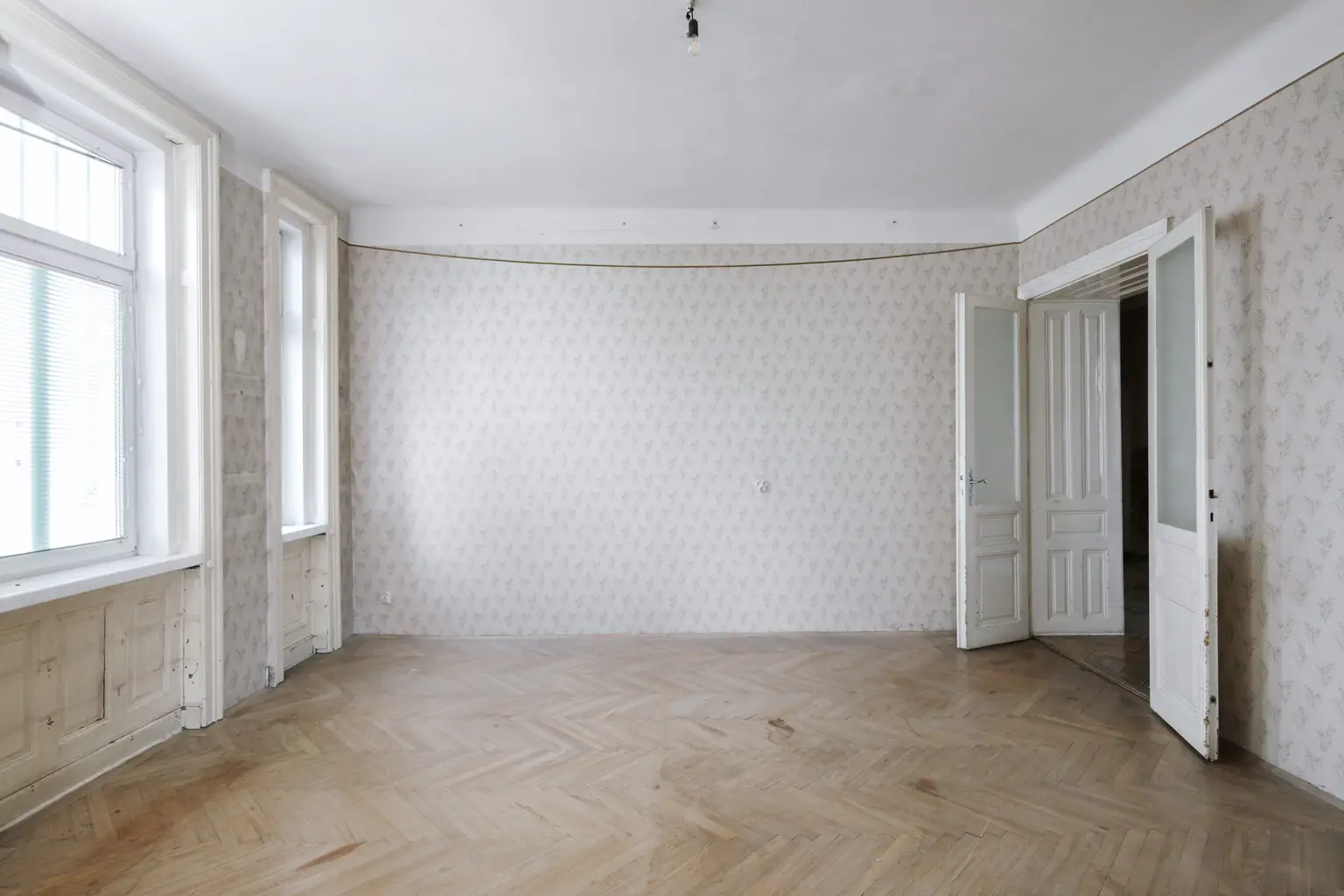 Sanierungsbedürftiges 4 Zimmer Altbau-Juwel in sehr guter zenraler Lage von Döbling!