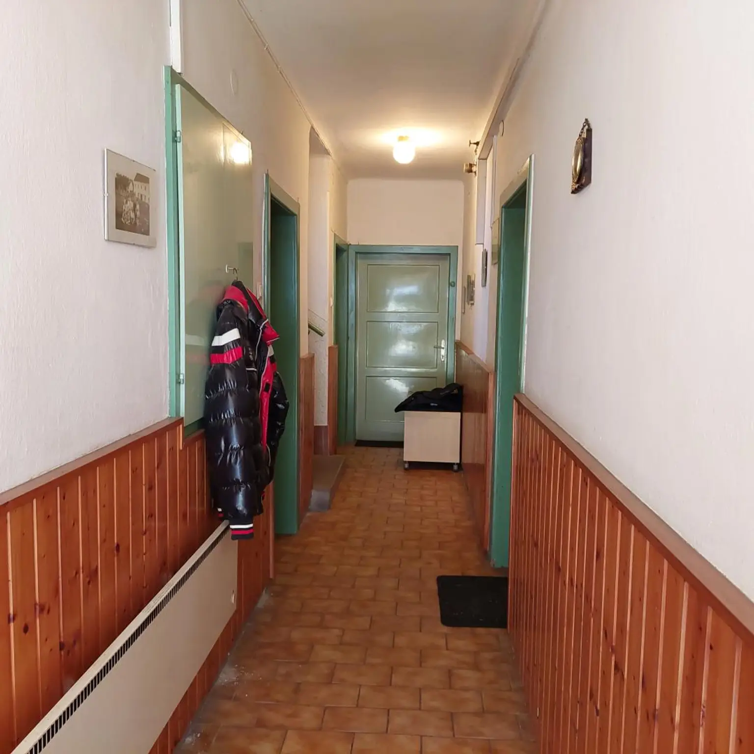 Mehrparteienhaus mit zwei Geschäftslokalen