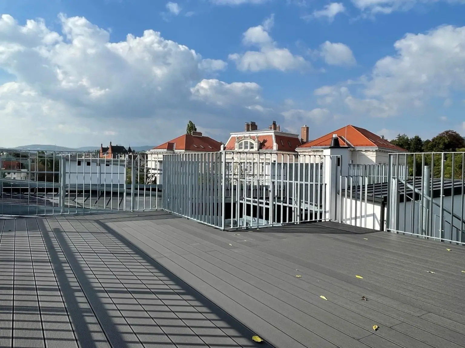 DACHGESCHOSS-Traum in Döbling: 3 Zimmer, sehr große Dachterrasse mit Ausblick, Balkon, 2 Loggien, Klimaanlage, Lift, Top-Ausstattung