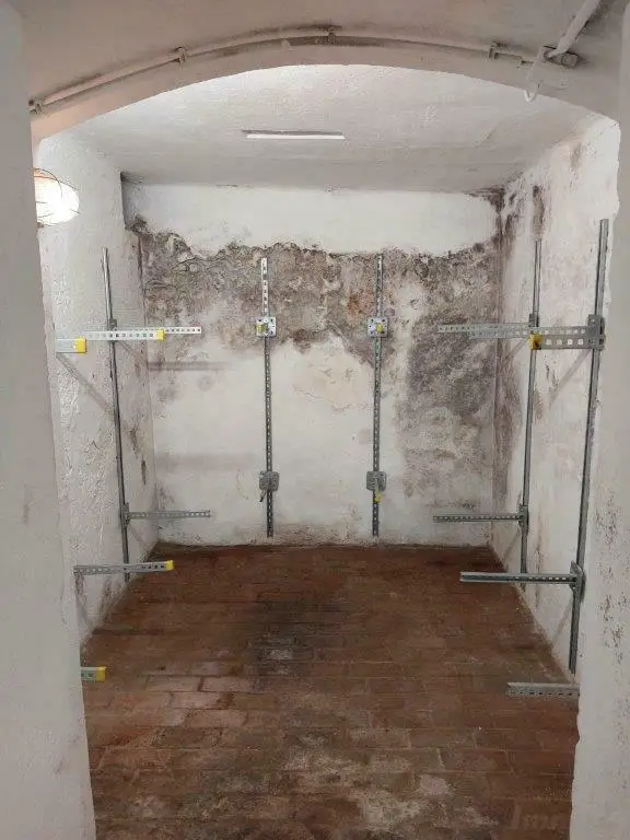 Geschäftslokal mit Verkaufsraum, Büroräumen, Lagerräumen im UG und Parkplätzen bei Dietrichsteinplatz zu vermieten!