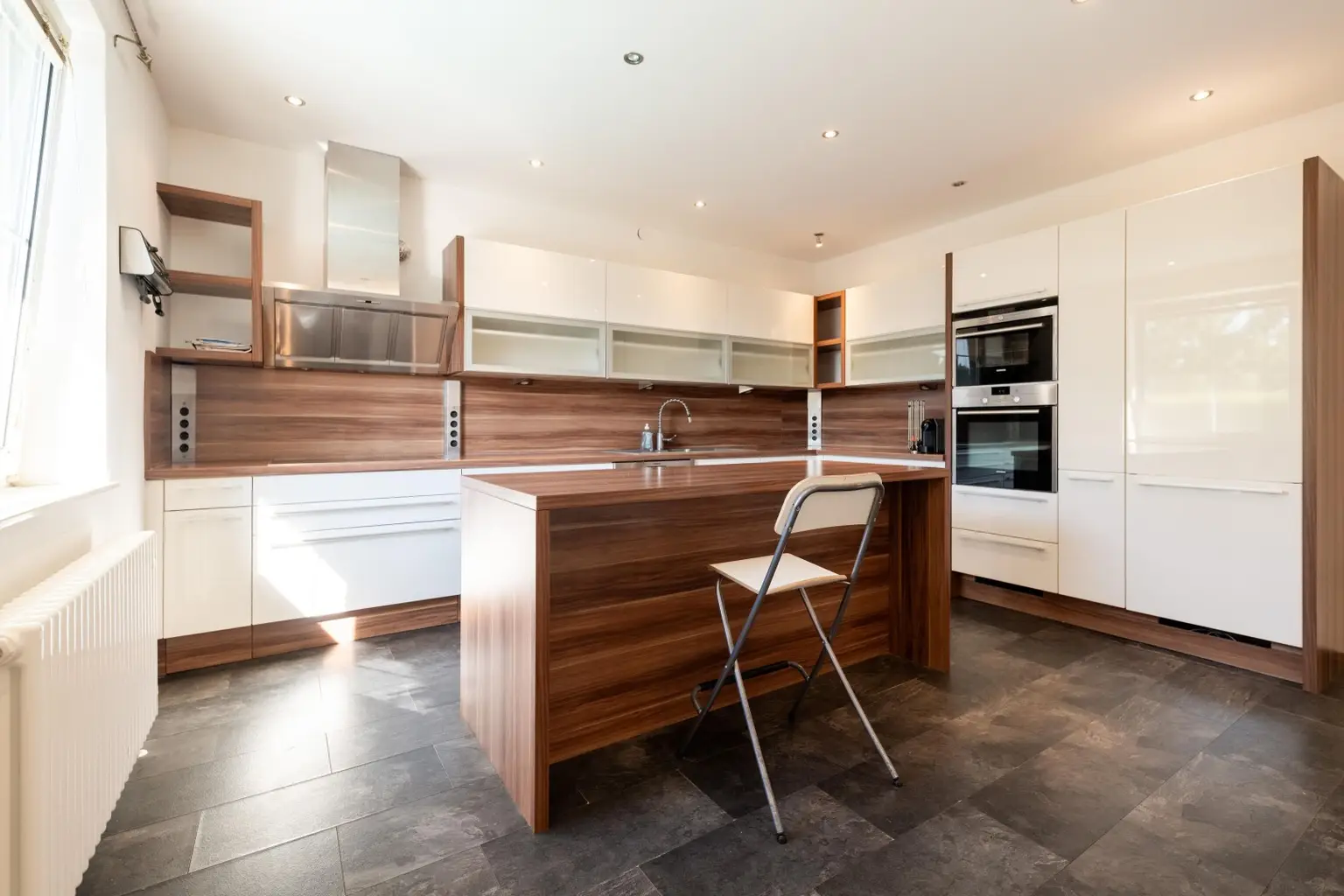 Ihr neues Zuhause: Haus mit Pool, Wintergarten & Komfort