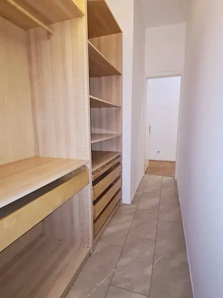 AM GRABEN-NÄHE, 95 m2 Altbau mit Balkon, 2 Zimmer, Komplettküche, Wannenbad, Parketten, 4. Liftstock, Flügeltüren, Spiegelgasse