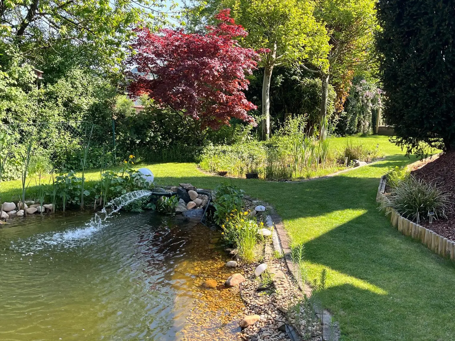 Ein einzigartiges Zweifamilienhaus mit Schwimmteich.