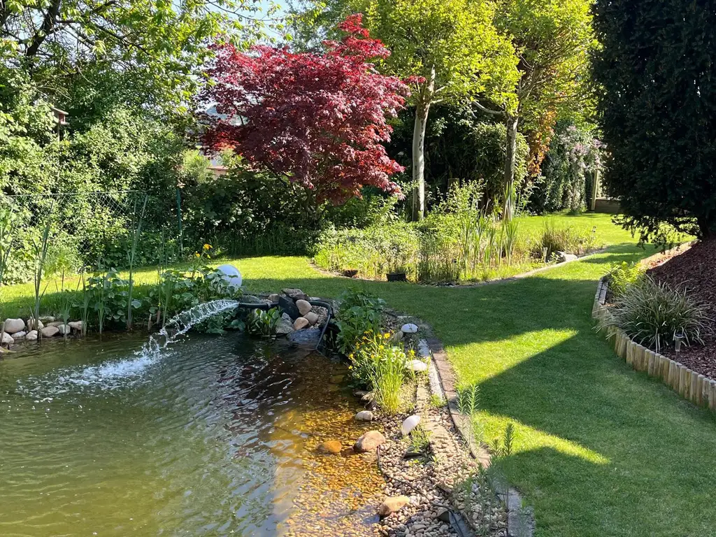 Ein einzigartiges Zweifamilienhaus mit Schwimmteich.
