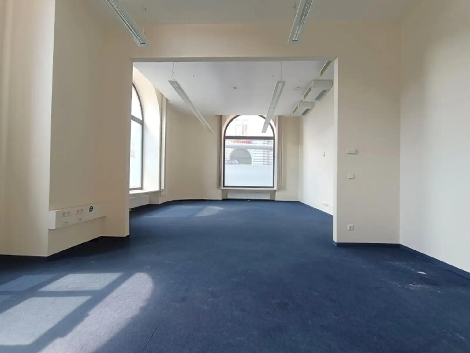 Bestlage mit starker Außenwirkung und hoher Kundenfrequenz! Bürofläche Nähe U2 Schottentor & Votivkirche!