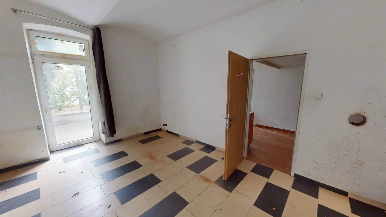 Sanierungsbedürftige Gartenwohnung in charaktervollen Altbau