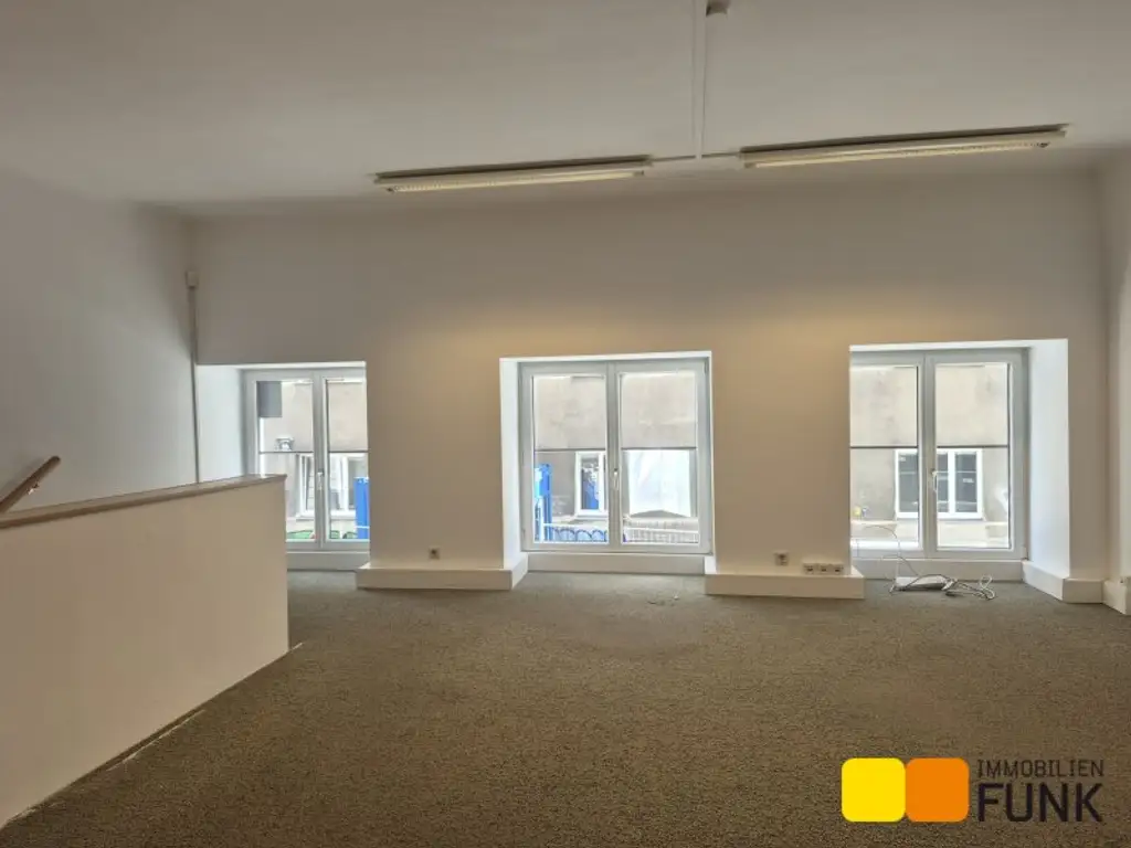 Attraktives Büro mit eigener Garage und zusätzlicher Lagerfläche