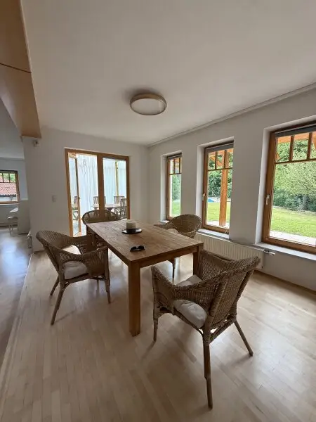 Möbliertes Einfamilienhaus mit Garten, Pool und Sauna