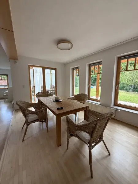 Möbliertes Einfamilienhaus mit Garten, Pool und Sauna