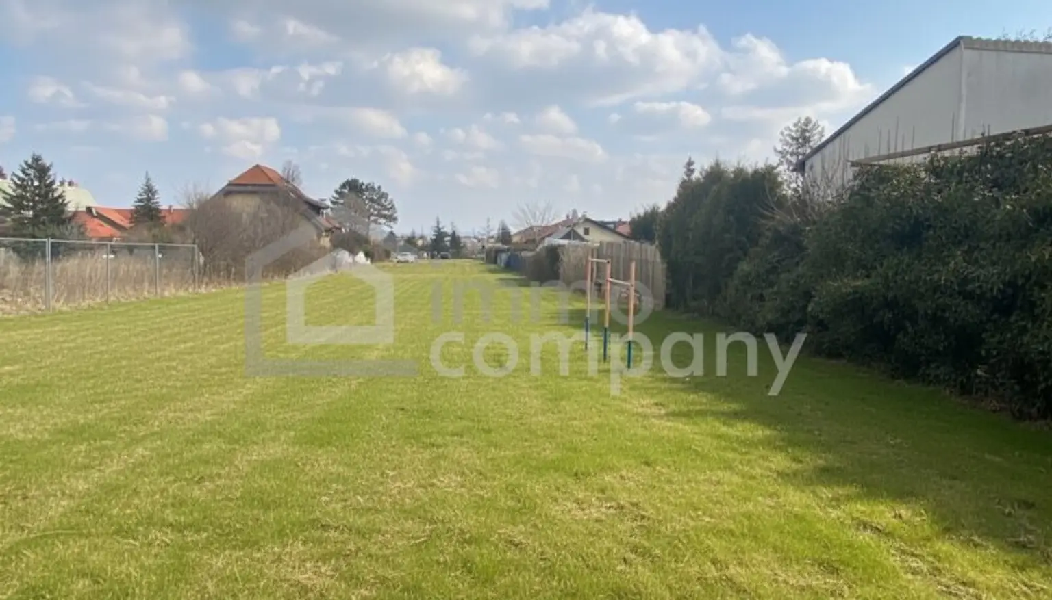 Blick vom Grundstück zur Strasse