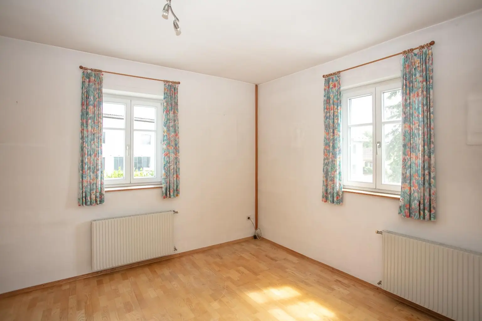 Mehrfamilienhaus - Zwei Wohneinheiten - Gewerbe möglich - großzügige Nutzflächen