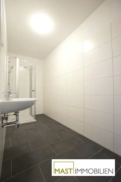 2 Zimmer Garten Wohnung inkl. EWE Einbauküche in optimaler Lage - inkl. PKW Abstellplatz