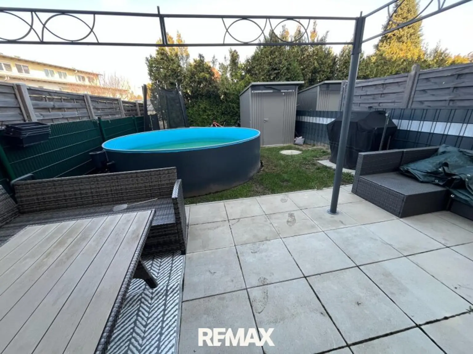 Terrasse mit Garten und Gartenhütte