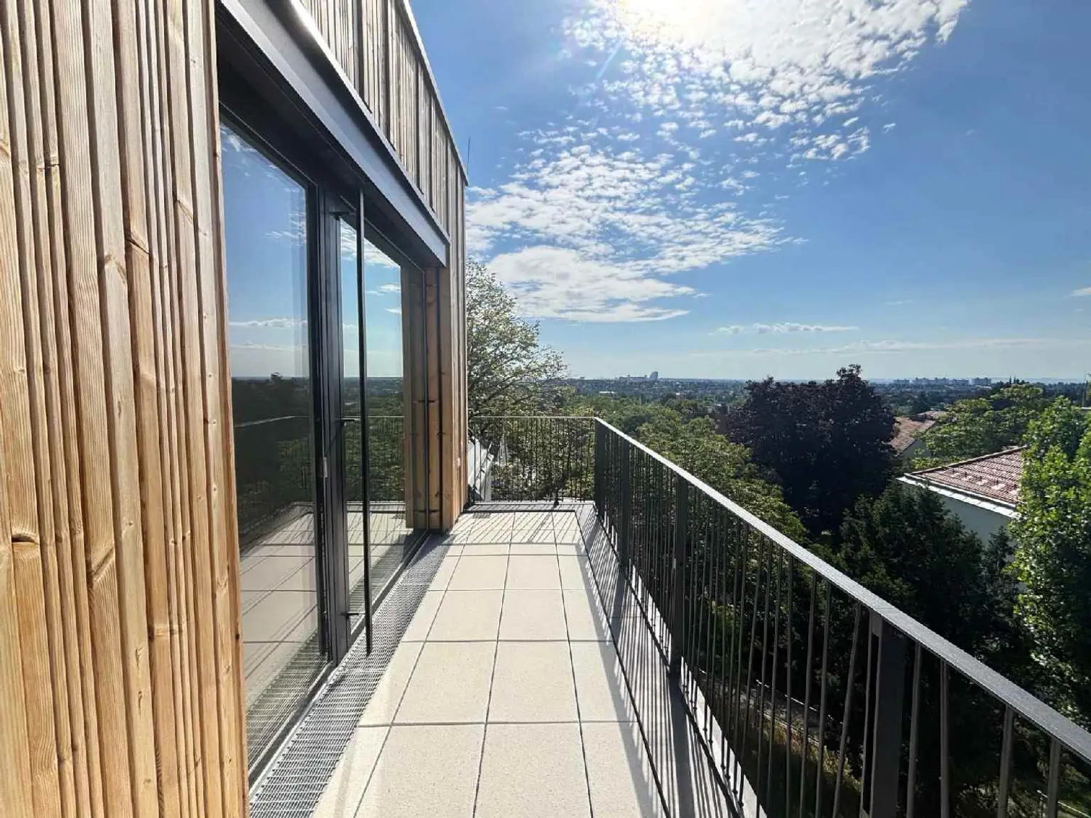 STOCK IM WEG - "Erstbezug mit Stil - 4 Zimmer mit Südterrasse, Fitness & Garage"