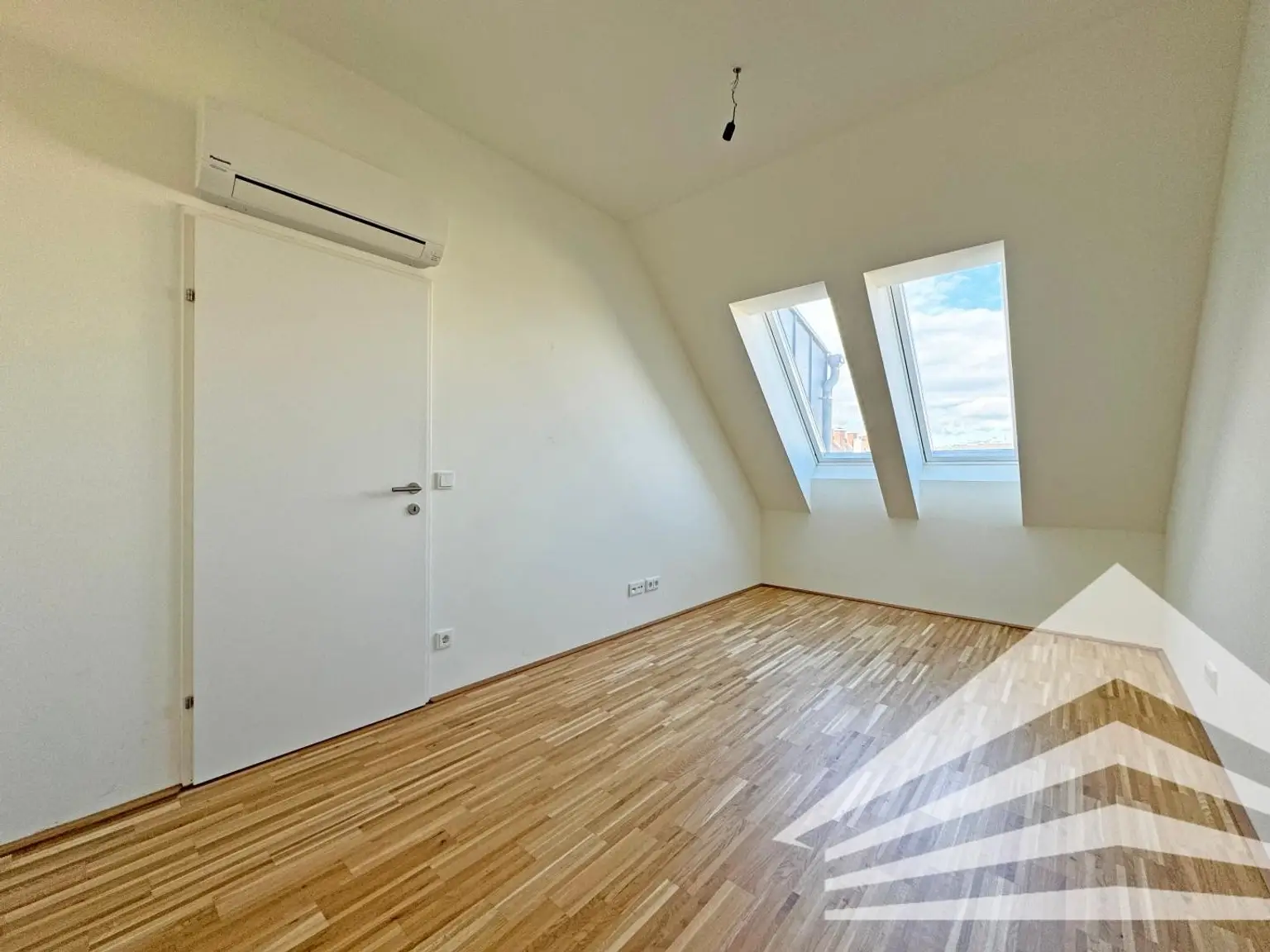 Lichtdurchflutete 3 Zi.-DG-Wohnung mit Küche und Balkon - Herz Jesu Kirche