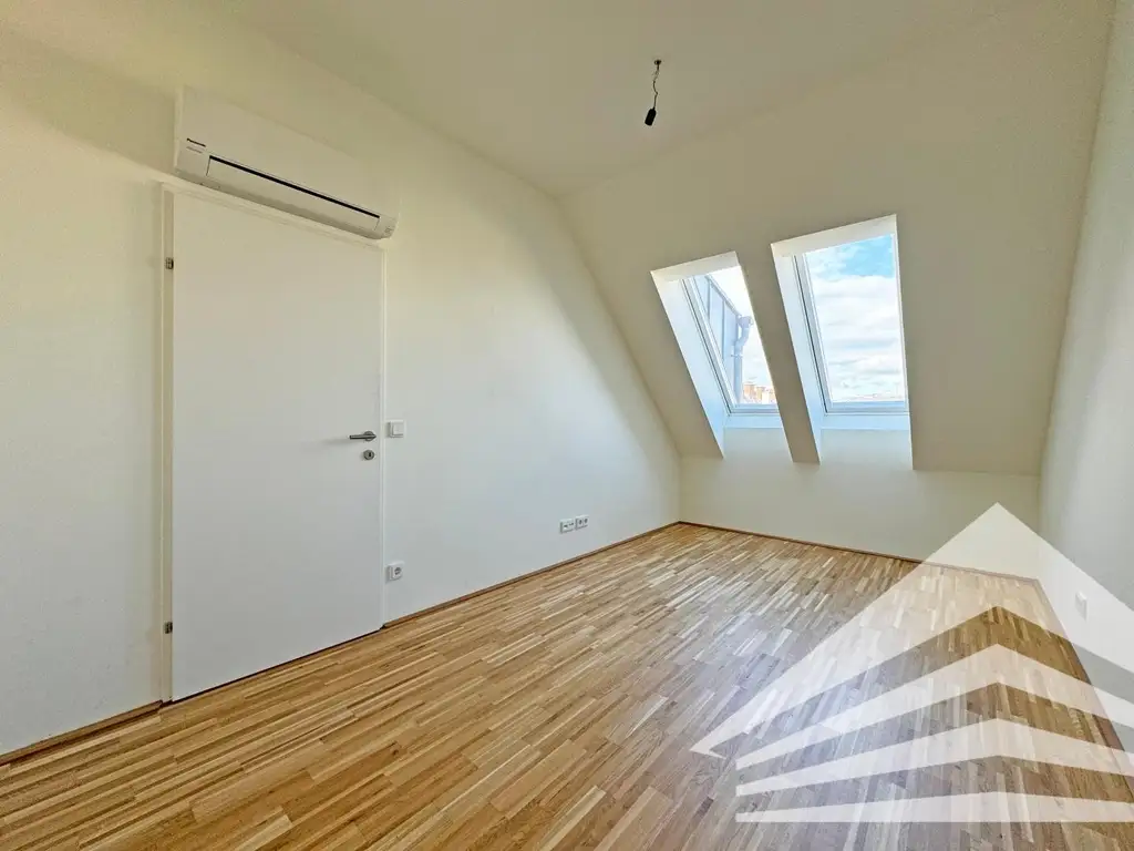 Lichtdurchflutete 3 Zi.-DG-Wohnung mit Küche und Balkon - Herz Jesu Kirche