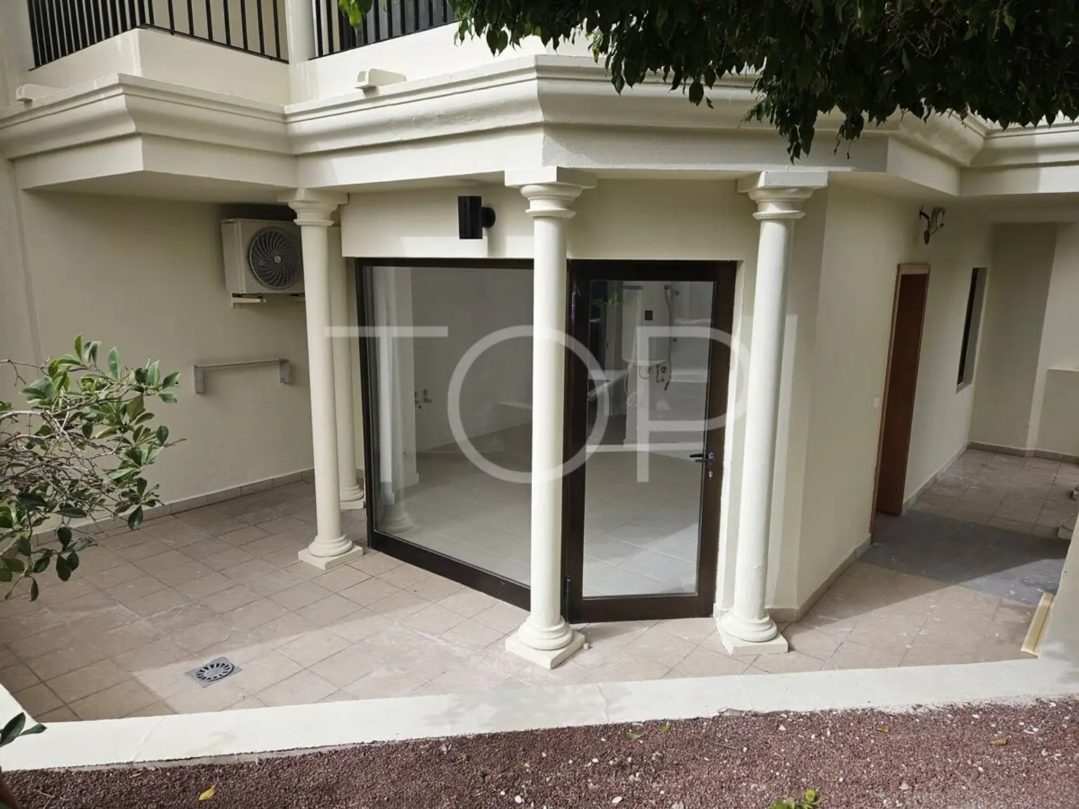 Apartamento en planta baja con amplia terraza en ubicación ideal en Los Cristianos