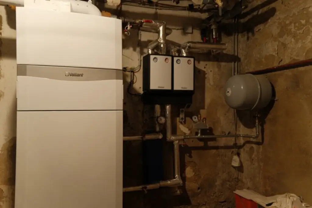 Zistersdorf: A5 - Nähe: großzügiges Wohnhaus ( 2 Wohneinheiten ) mit traumhaften Garten, Garage und Werkstatt