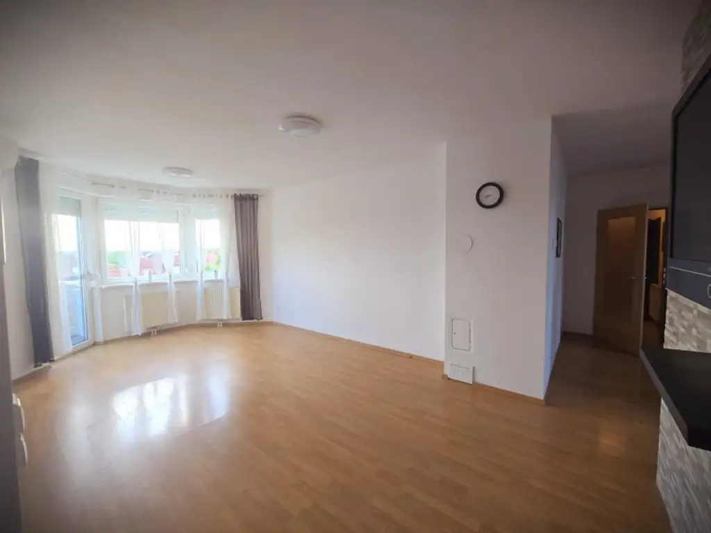 + Traumhafte Fernblickdachterrassenwohnung 80m² +  Dachterrasse 5,62 m² + Klimaanlage, moderne Dan-Küche + 4 lichtdurchflutete Zimmer +  €199.000,-  + Tiefgaragenplatz +