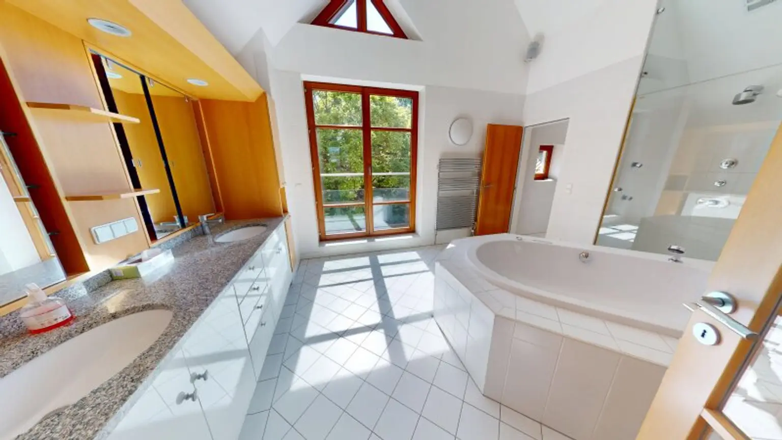Hauptbadezimmer, Bild 1
