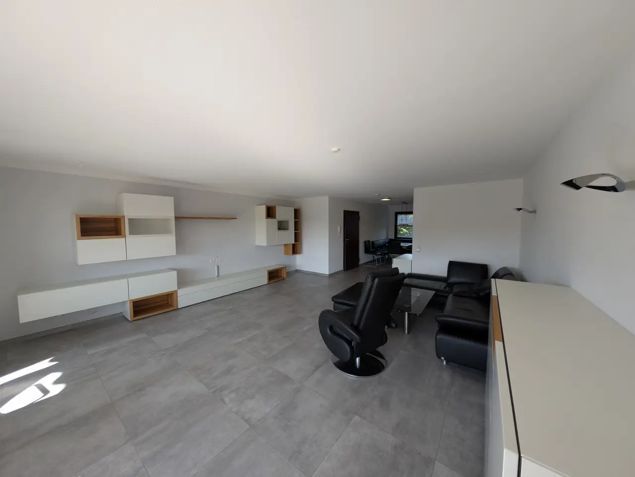 Geräumige 4,5 Zimmerwohnung mit 2 Balkonen und Tiefgaragenplatz auf der Diezenhalde - Foto 2