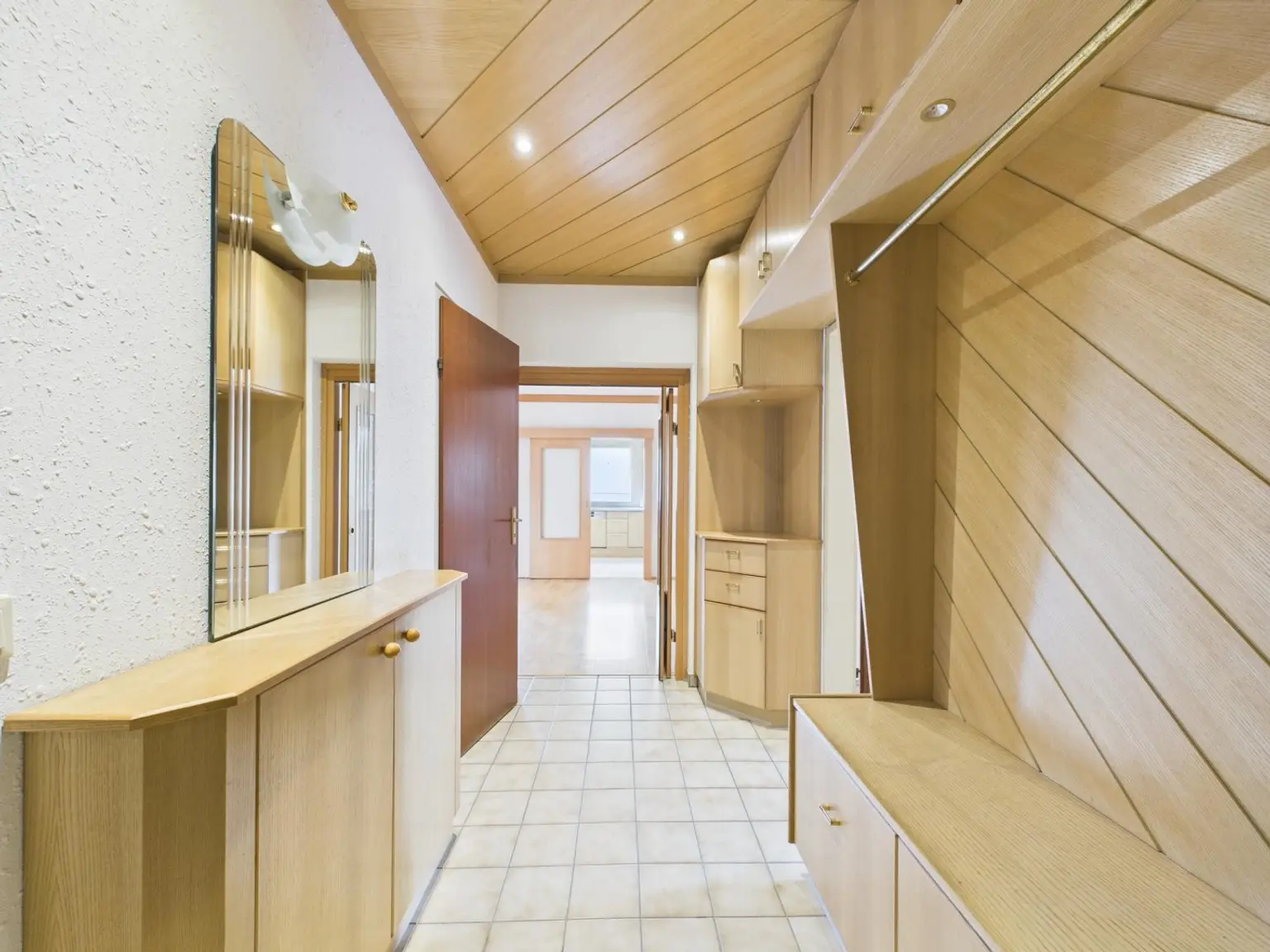 LINZ / FROSCHBERG: WANN WENN NICHT JETZT - Perfekt aufgeteilte Eigentumswohnung mit 4 Zimmer - Wohnfläche ca. 92 m2 + Loggia (Einzelgarage möglich)