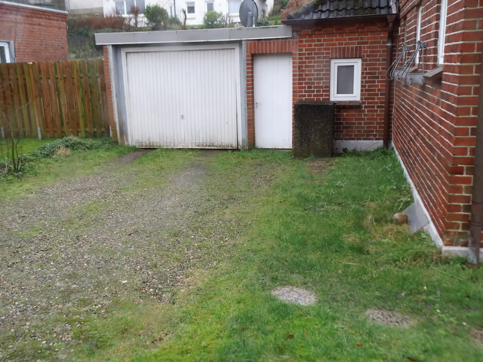 Garage mit Auffahrt