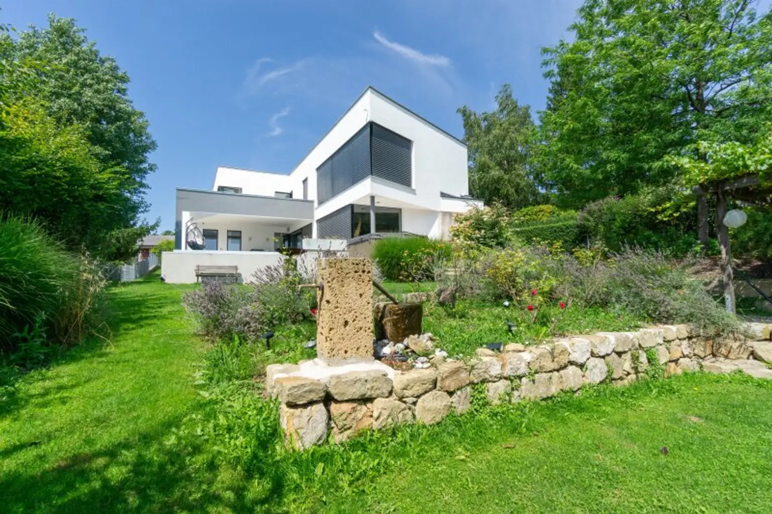 Luxus im Grünen: Architektenvilla mit mediterranem Flair und Alpenpanorama