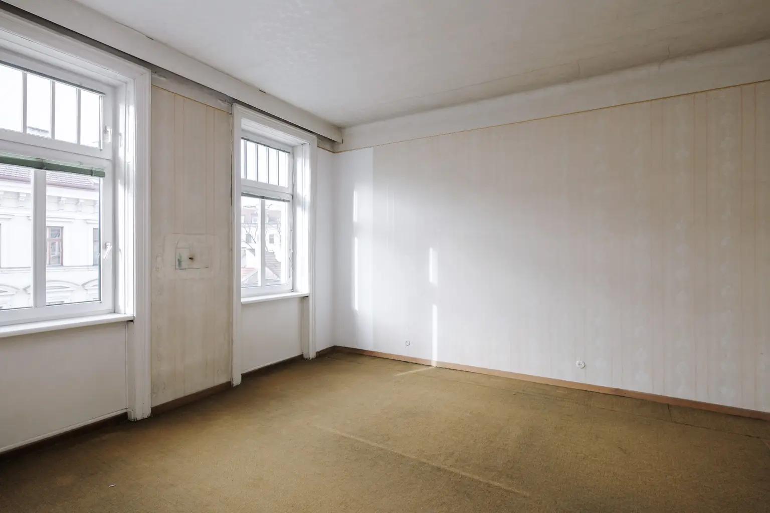 Sanierungsbedürftiges 3 Zimmer Altbau-Juwel mit Balkon in sehr guter zenraler Lage von Döbling!