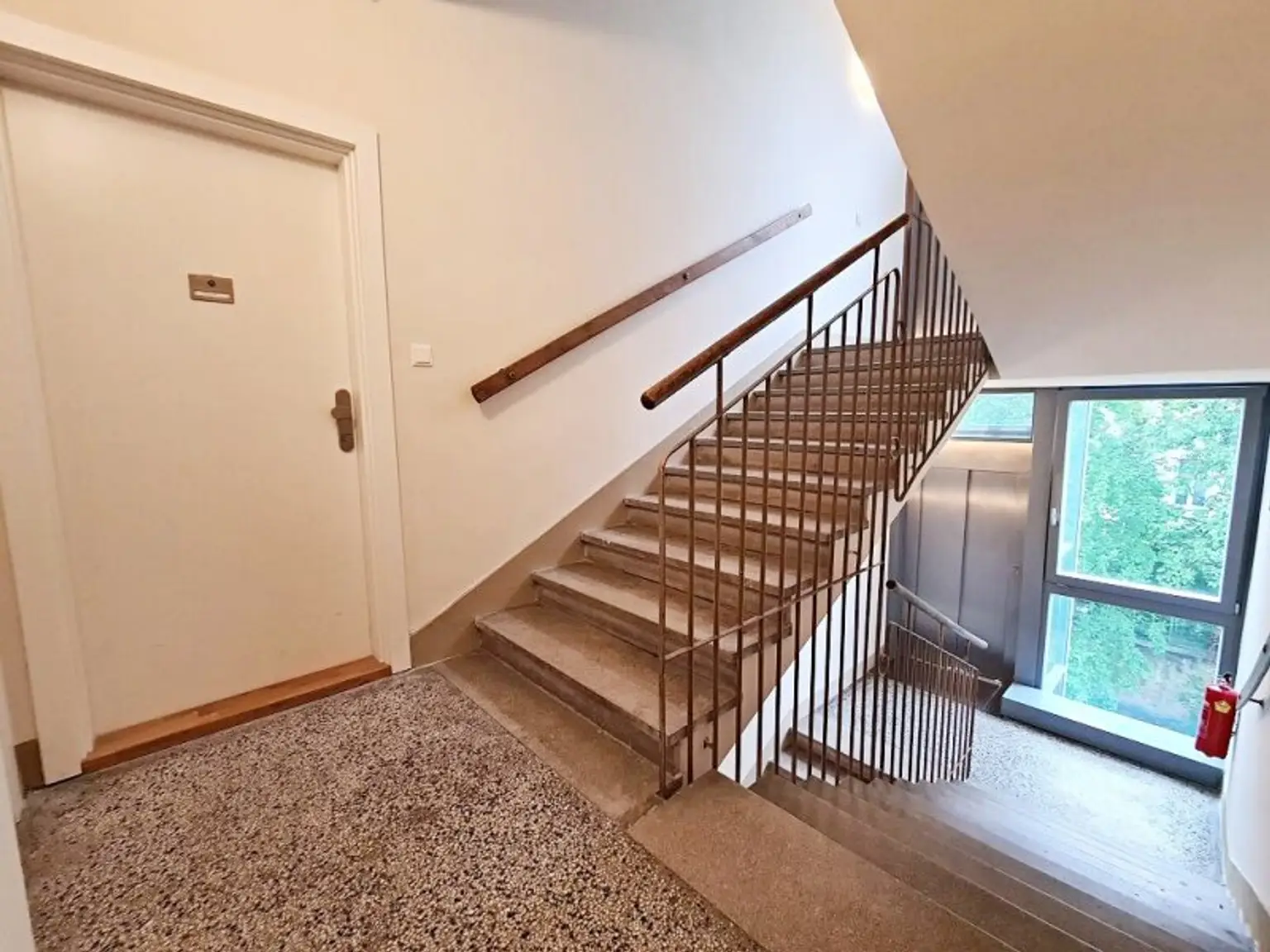 FAMILIENHIT, ENKPLATZ, gepflegte 113 m2 Neubau mit Loggia, 4 Zimmer, Küche, 2 Bäder, teilmöbliert, 3. Liftstock, U3-Nähe